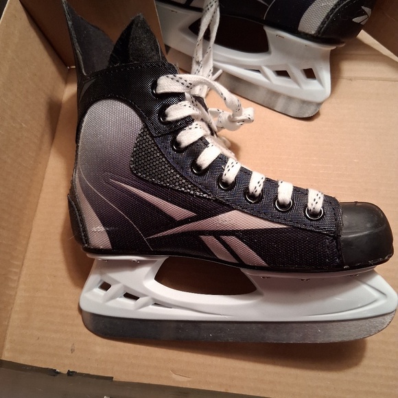 Boy's Reebok Ice Skates, Junior Size 2 D - Picture 5 of 12